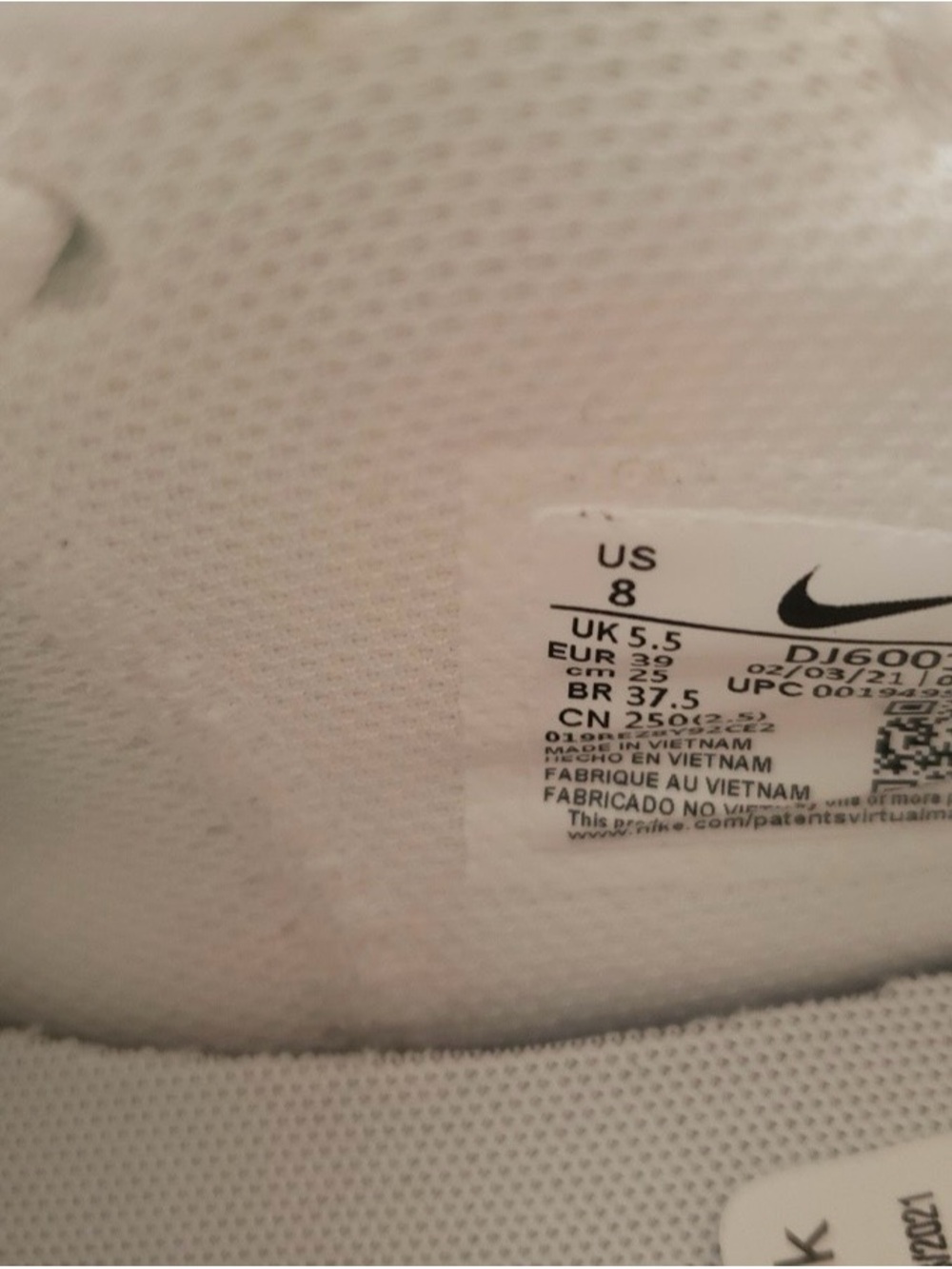 NWT Women’s Nike Air Max White Sneakers with Silver Iridescent Accent - Picture 4 of 5